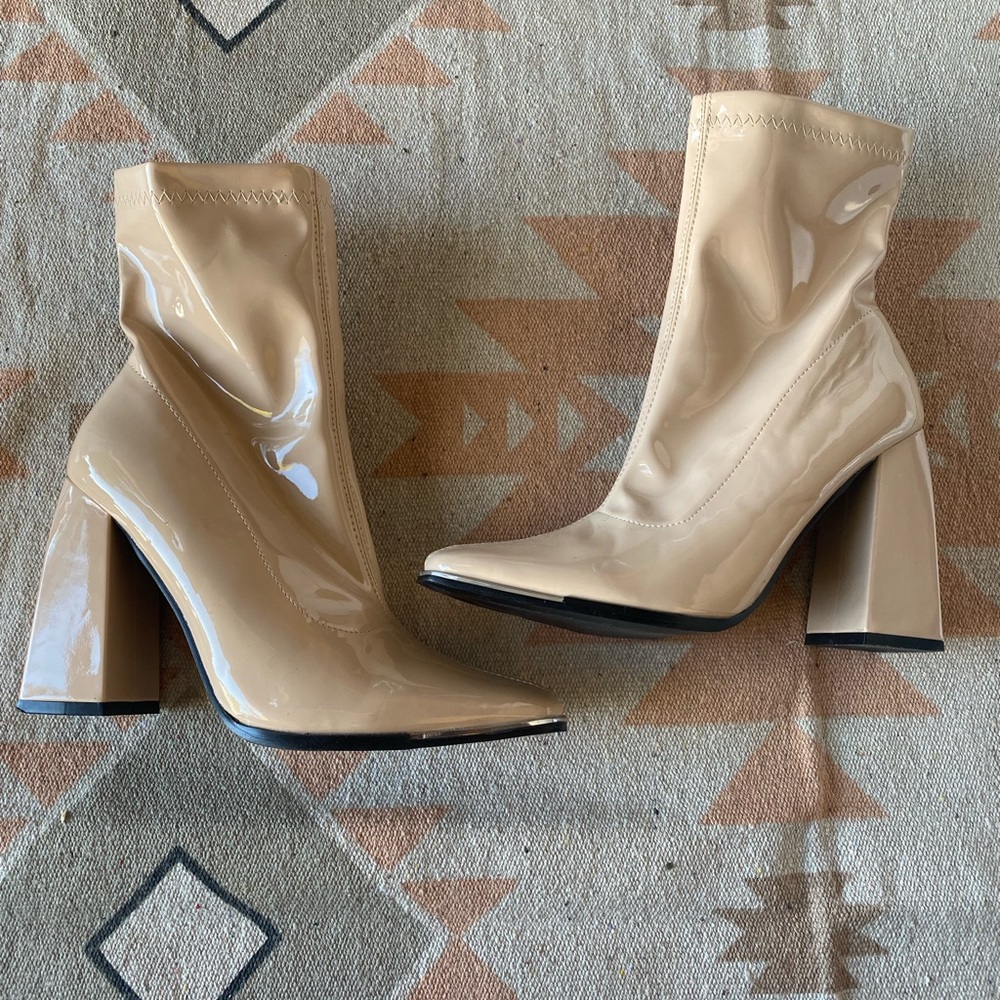 CREAM shiny heeled boots